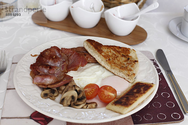 Vereinigtes Königreich  Nordirland  Irish Breakfast in plate  close up