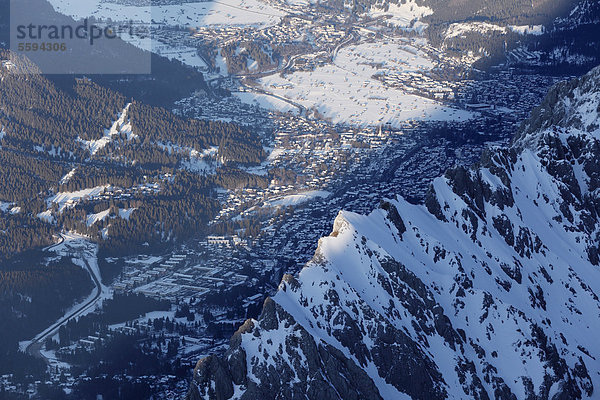 Deutschland  Bayern  Blick auf den verschneiten Berg