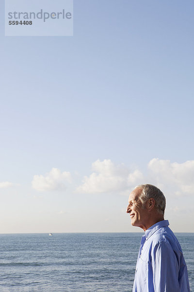 Spanien  Mallorca  Senior Mann am Meer stehend