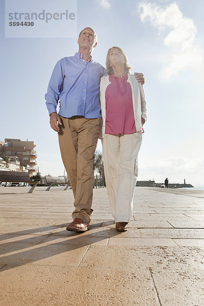 Spanien  Mallorca  Seniorenpaar  zusammen gehen  lächelnd