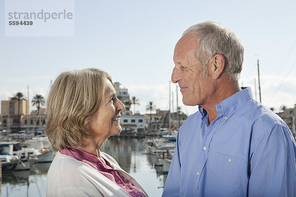 Spanien  Mallorca  Palma  Seniorenpaar im Hafen  lächelnd