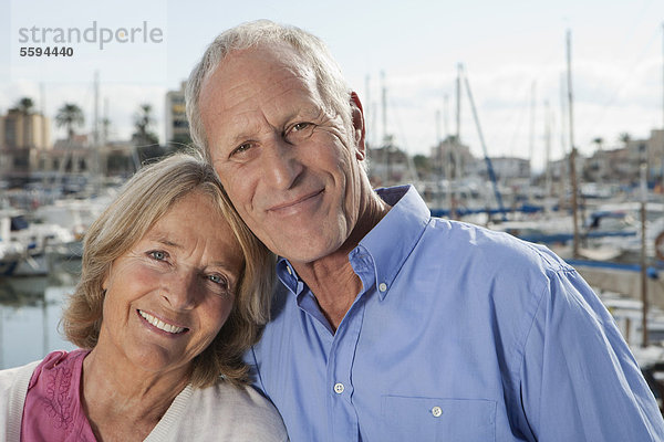 Spanien  Mallorca  Palma  Seniorenpaar im Hafen  lächelnd  Portrait