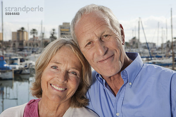 Spanien  Mallorca  Palma  Seniorenpaar im Hafen  lächelnd  Portrait