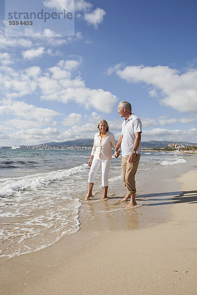 Spanien  Mallorca  Seniorenpaar am Strand  lächelnd