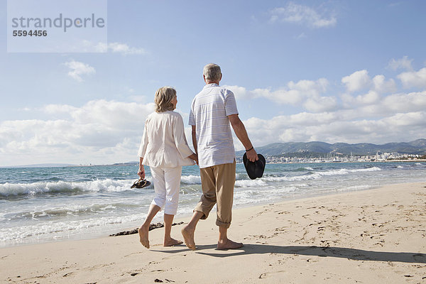 Spanien  Mallorca  Seniorenpaar am Strand entlang
