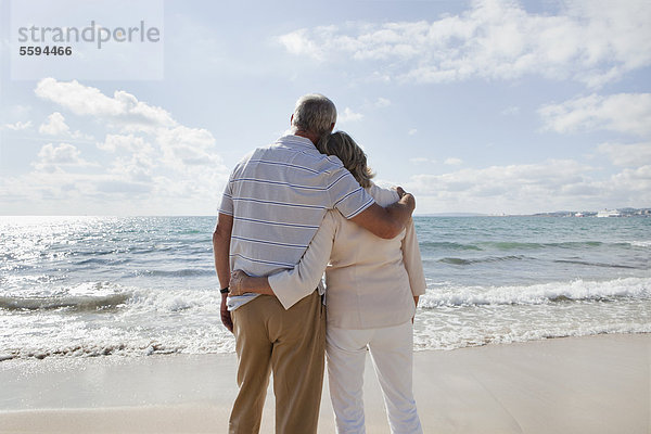 Spanien  Mallorca  Seniorenpaar mit Blick auf den Strand