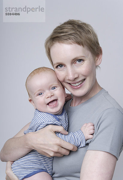 Mutter hält Baby Junge  lächelnd  Portrait