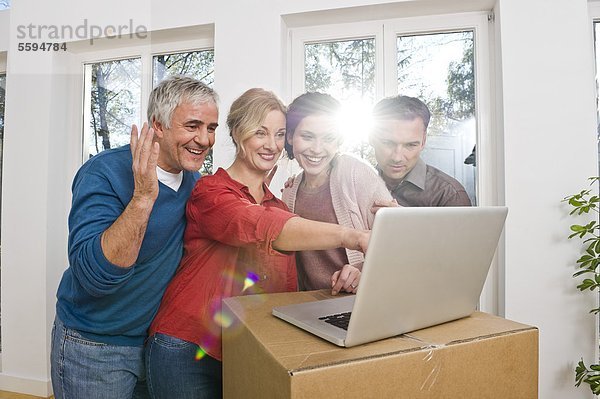 Mann und Frau mit Laptop  lächelnd