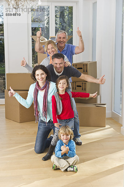 Deutschland  Bayern  Grobenzell  Familie mit Spaß im Haus  lächelnd  Portrait