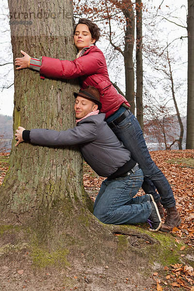 Deutschland  Berlin  Wandlitz  Paar umarmender Baum