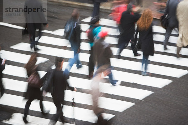 Fußgänger überqueren die Straße