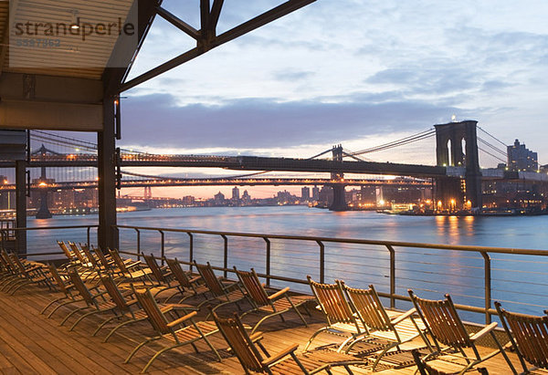 Liegestühle mit Blick auf die East River  New York City  USA