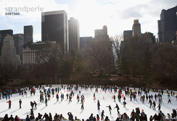 Eislaufen im Central Park  New York City  USA