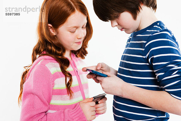 Kinder  die ein Smartphone suchen