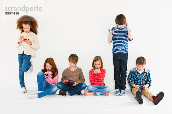 Kinder mit verschiedenen Gadgets