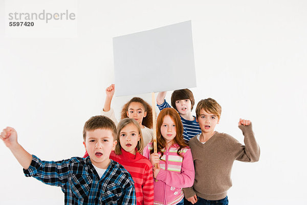 Kinder protestieren mit Plakat