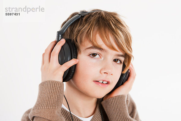 Jungen tragen von Kopfhörern