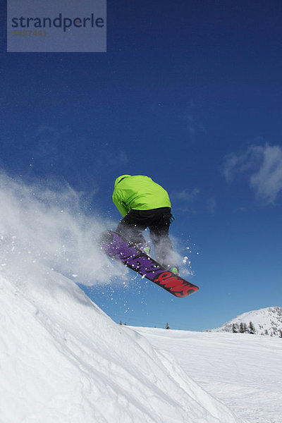 Snowboarder in der mittleren Luft
