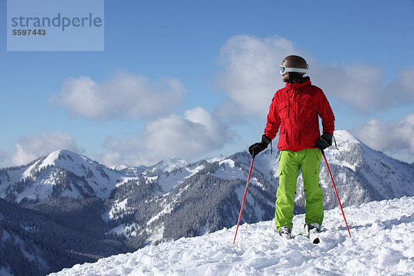 Skifahrer beim Einfahren in die Bergwelt