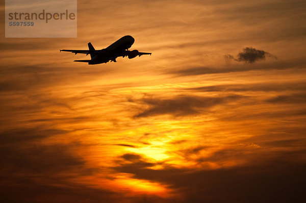 Flugzeug am Abendhimmel