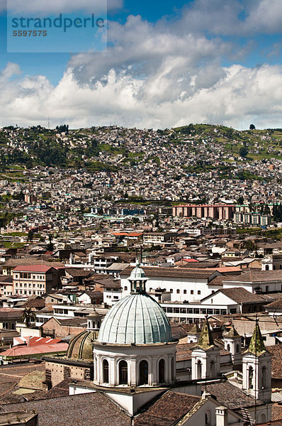 Blick über die Dächer von Quito  Ecuador