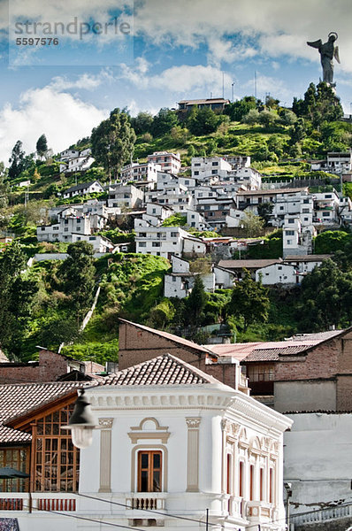 El Panecillo mit geflügelter Jungfrau auf dem Hügel  Quito  Ecuador