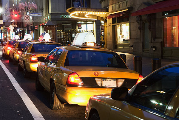 Warteschlange der Taxis in New York City  USA