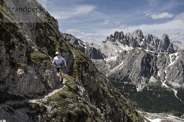 Frau wandert in den Dolomiten  Südtirol  Italien