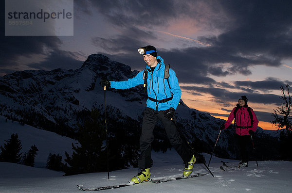 Zwei Skibergsteiger in den winterlichen Dolomiten am Abend  Italien