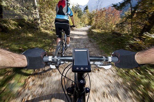 Zwei Mountainbiker in den Dolomiten  Südtirol  Italien