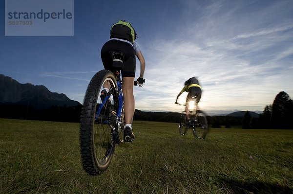 Zwei Mountainbiker in den Dolomiten  Südtirol  Italien