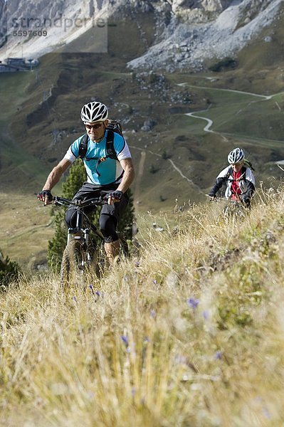 Zwei Mountainbiker in den Dolomiten  Südtirol  Italien