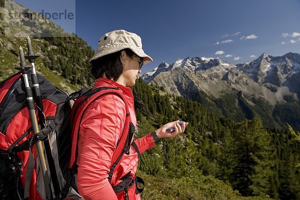 Wandererin benutzt GPS  Dolomiten  Südtirol  Italien