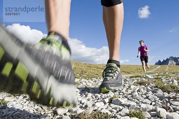 Zwei Jogger in den Dolomiten  Südtirol  Italien