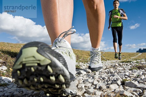 Zwei Jogger in den Dolomiten  Südtirol  Italien