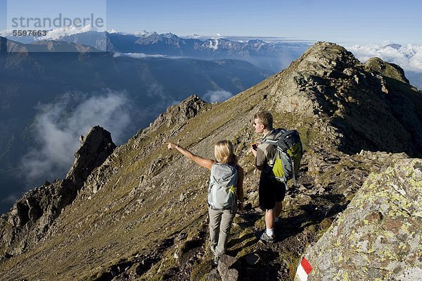 Wanderer benutzen GPS  Dolomiten  Südtirol  Italien