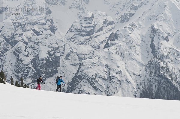 Zwei Skibergsteiger in den winterlichen Dolomiten  Italien