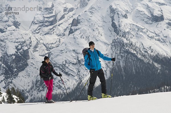 Zwei Skibergsteiger in den winterlichen Dolomiten  Italien