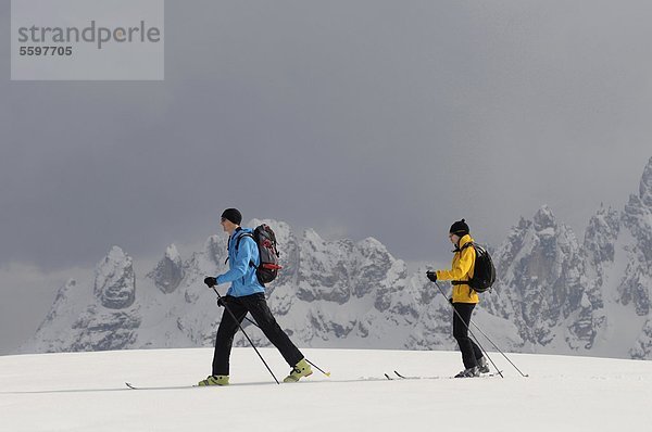 Zwei Skibergsteiger in den winterlichen Dolomiten  Italien