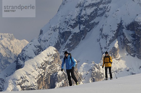 Zwei Skibergsteiger in den winterlichen Dolomiten  Italien