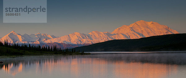 Am frühen Morgen-Sonnenaufgang über Mt. McKinley & Wonder Lake  Denali Nationalpark & Preserve  innen Alaska  Sommer