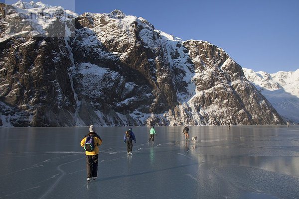 Gruppe der Eisläufer auf Satteltasche See  Chugach Mountains in der Nähe von Cordova  South Central Alaska  Winter