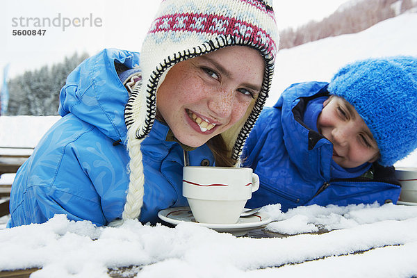 Wärme  Schokolade  trinken  Mädchen  Schnee