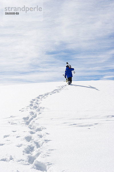 Kind mit Skiern auf schneebedecktem Berg