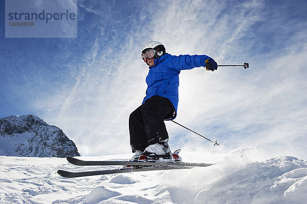 Junge - Person  Schnee  Skisport  Berglandschaft