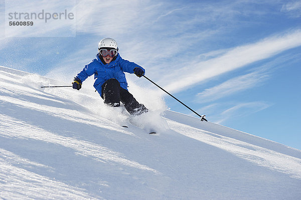 Junge beim Skifahren am verschneiten Berghang