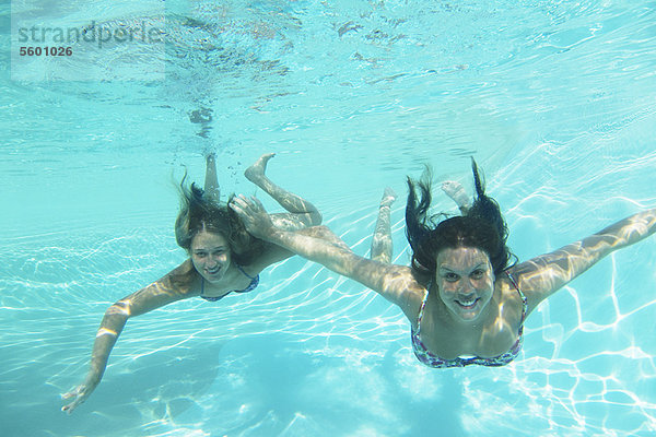 Mutter und Tochter schwimmen im Pool