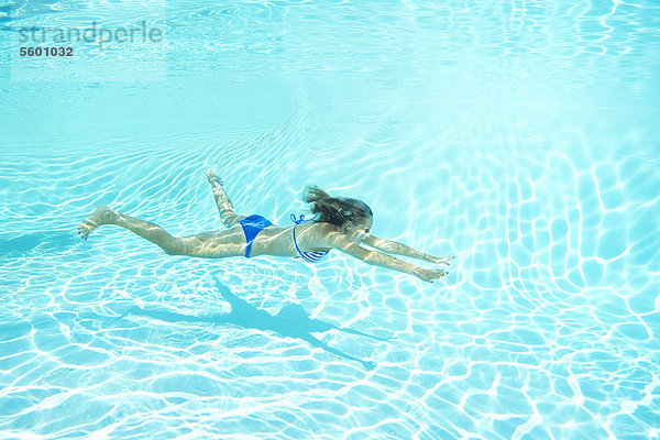 Frau im Bikini schwimmt im Pool