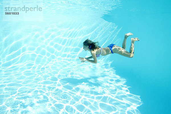 Frau im Bikini schwimmt im Pool