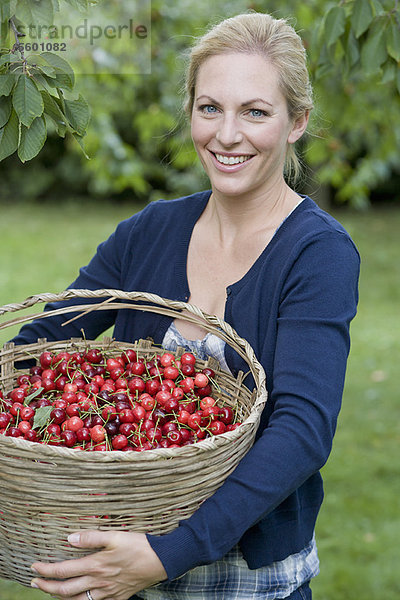 Frau mit Kirschkorb